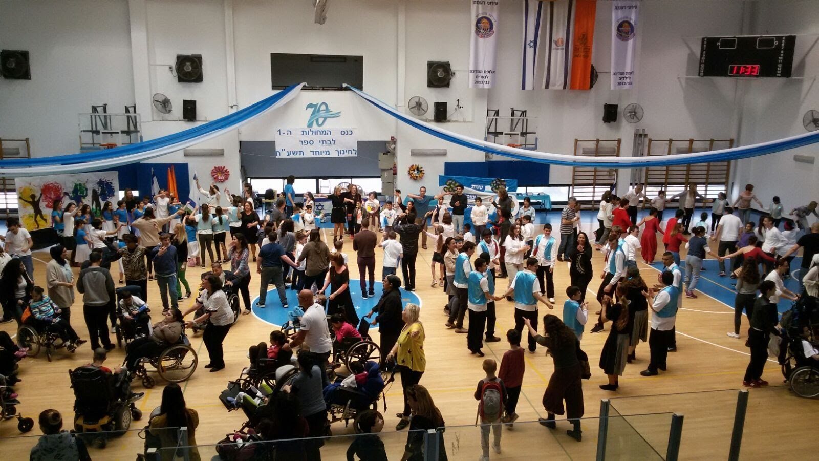 הרקדה המונית — מעגל ענק של כל המשתתפים בכנס