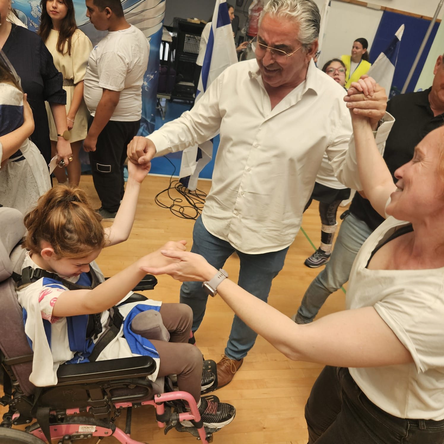 מר חיים ברוידא, ראש עיריית רעננה, רוקד יד ביד עם תלמידה בכיסא גלגלים